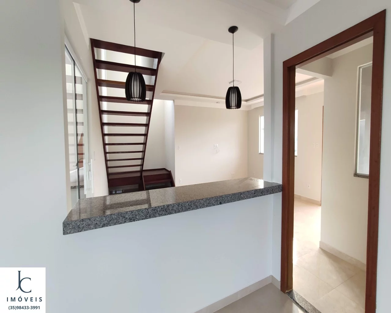 Imagem Casa à venda em condomínio horizontal fechado em São Lourenço MG. Portaria 24 h., bem localizado em bairro nobre.