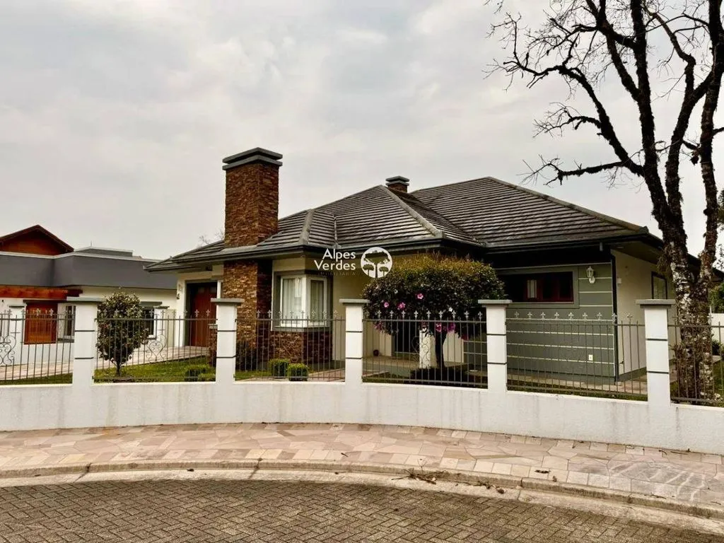 Foto do imóvel Vende-se casa próx ao centro de Gramado- 3 Quartos- R$2.620.000,00