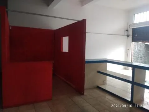 Imagem LOCAÇÃO DE SALÃO TÉRREO NO JARDIM RINCÃO, EM ARUJÁ/SP, 100m² com pé direito de 3,65m, divisórias, 2 toaletes e estacionamento. CONSULTE-NOS.