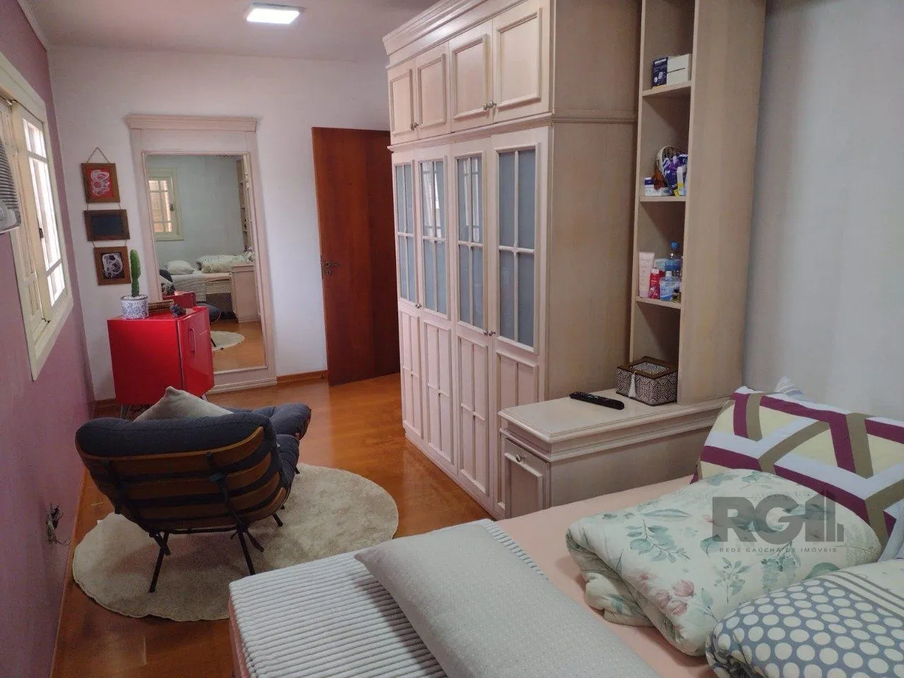 Imagem Casa semi mobiliada, 4 dormitórios, 5 vagas Bairro Vila Cachoeirinha