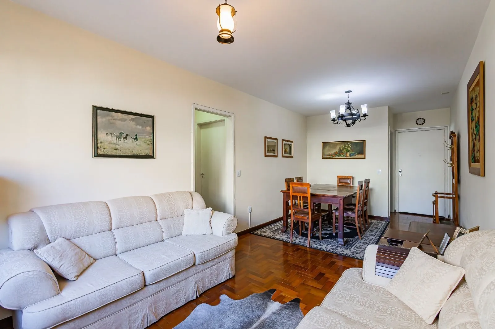 Imagem Apartamento a venda com dois dormitorios e vaga coberta no bairro Menino Deus.