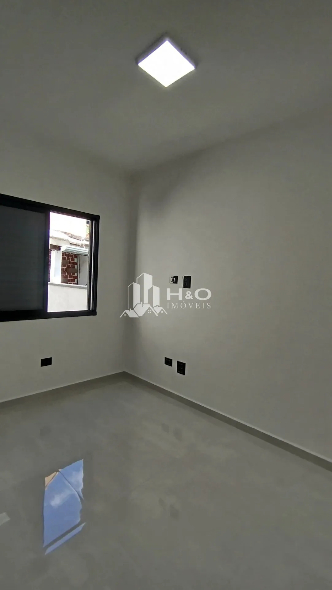 Imagem Sobrado Frontal à Venda - 3 Dormitórios (1 Suíte) - Acabamento em Porcelanato! BAIRRO JARDIM BRASILIA