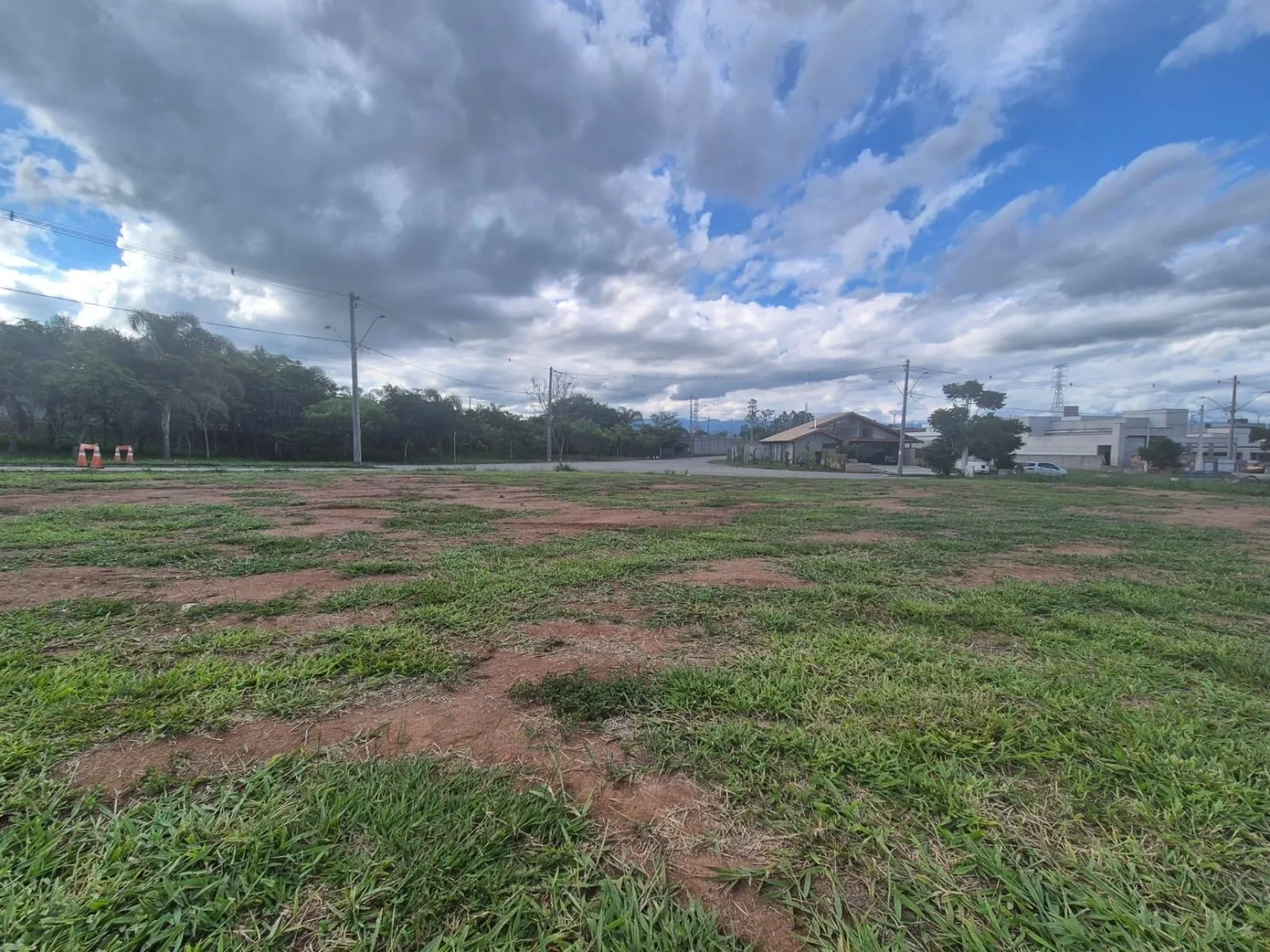 Imagem Terreno de Esquina no Condomínio Colonial Village 2, com 865m² em Localização Central e Imponente!