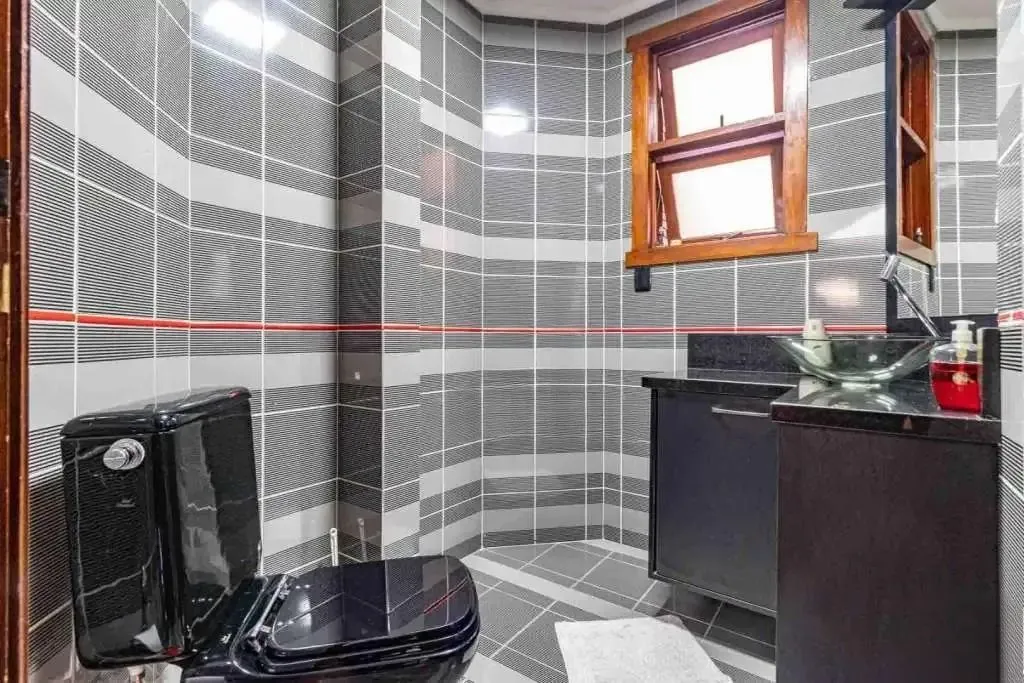Imagem Casa com 4 dormitórios, suíte, piscina e 4 vagas.