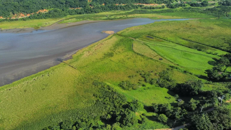 Imagem Área Exclusiva à venda com 12.500 m² no Macacu, Garopaba-SC: Vista para Lagoa e Mar.