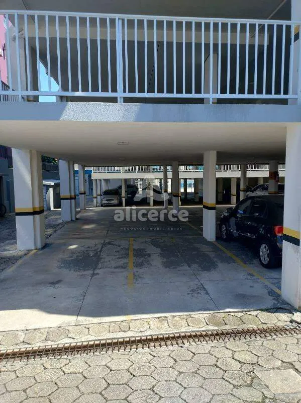 Imagem Apartamento recém reformado, 3 dorm. com suíte, sol da manhã e vista livre em Barreiros - São José - SC