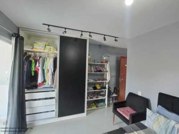 Imagem Luxuosa Casa em Condomínio à Venda em Camaçari-BA, Vila de Abrantes: 4 Quartos, 4 Suítes, 2 Salas, 2 Banheiros, 4 Vagas, 280m².