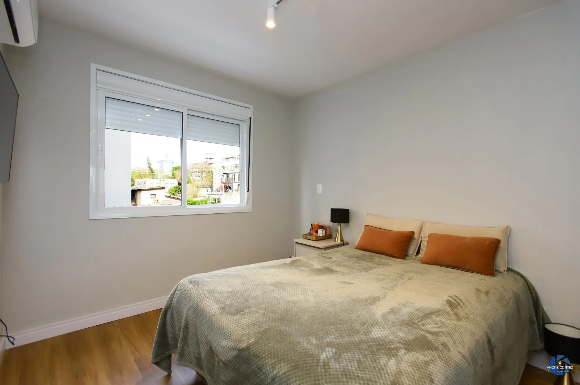 Imagem Apartamento 1 dormitório, 54 metros privativos semi mobiliado, elevadores