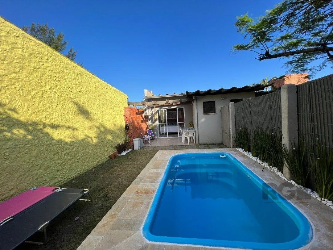 Imagem Casa avulsa em Atlântida, totalmente reformada, com 5 dormitórios , duas suítes, pátio arborizado com piscina e churrasqueira.