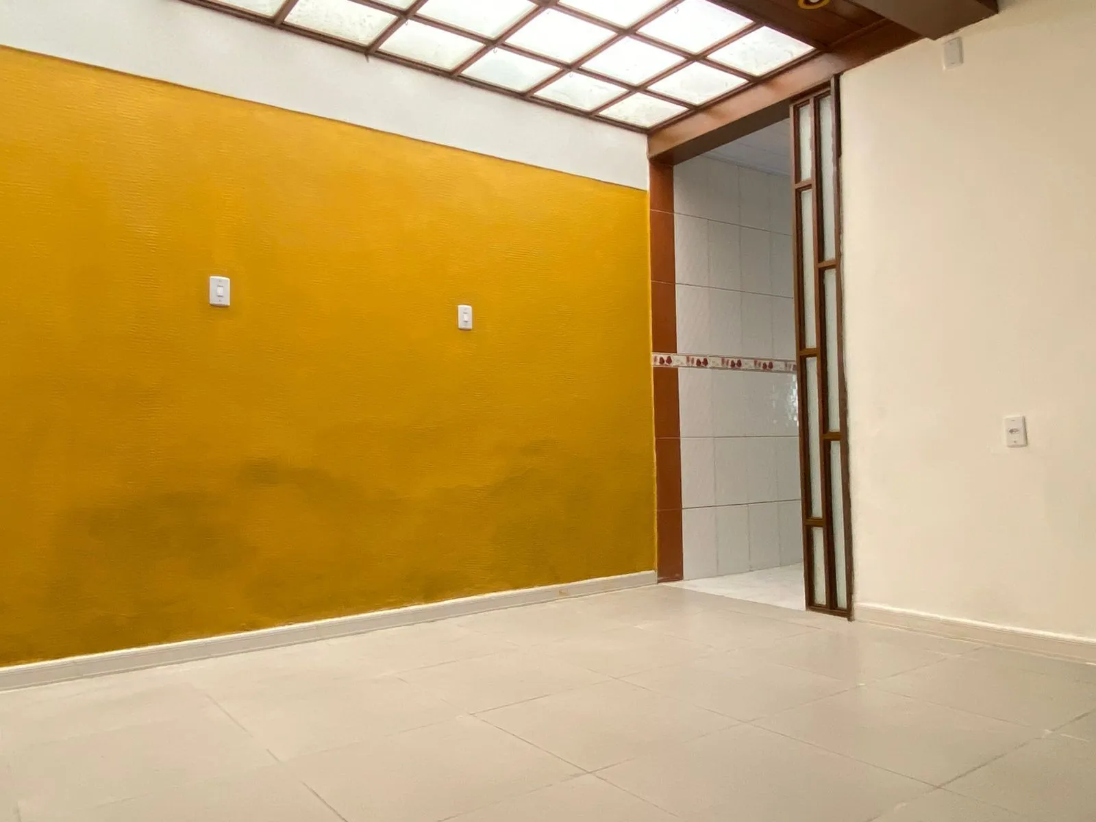 Imagem Casa de (3)três quartos, sendo uma suíte com duas vagas de garagem.