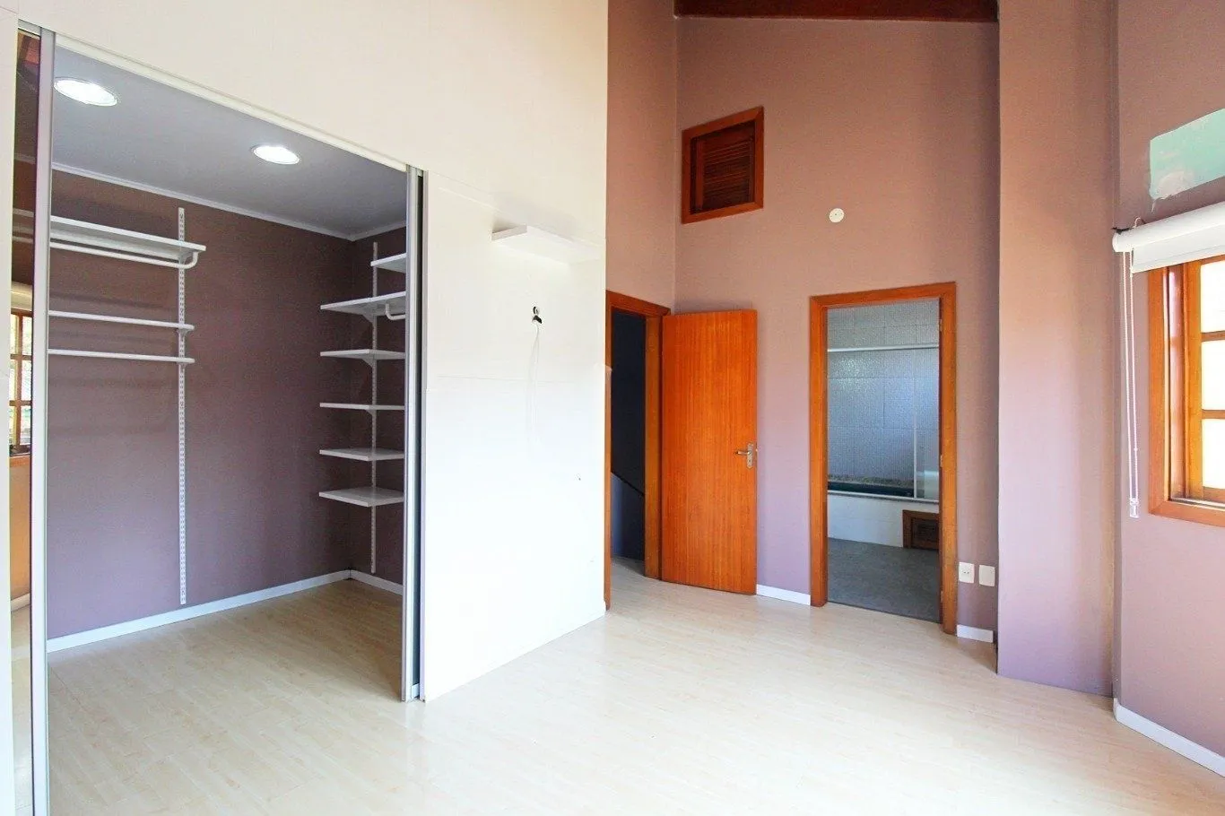 Imagem Casa de 3 dormitórios a venda no bairro Guarujá, Porto Alegre