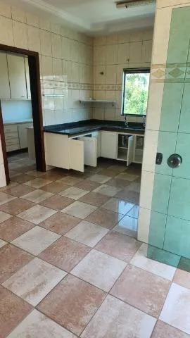 Imagem LOCAÇÃO DE SOBRADO NO CONDOMÍNIO ARUJÁ V, EM ARUJÁ/SP, 300m² com 3 quartos, suíte. CONSULTE-NOS.
