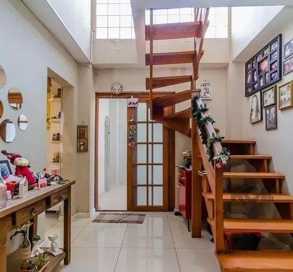 Imagem Casa sobrado no Partenon de 4 dormitórios e 2 vagas