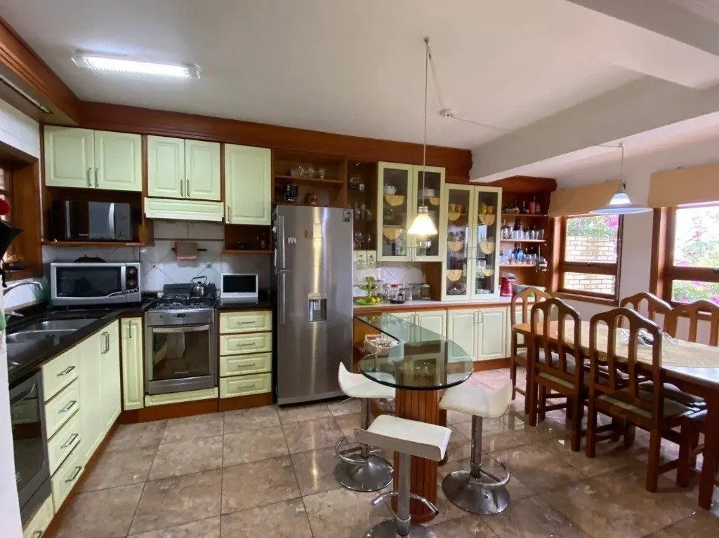 Imagem Casa com 4 dormitórios no bairro nonoai