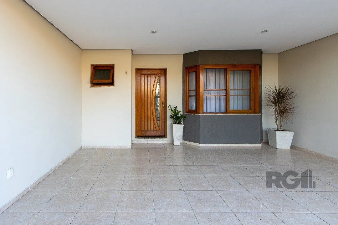 Imagem Casa para Venda - 300m², 5 dormitórios, sendo 1 suites, 4 vagas - Portal do Guarujá