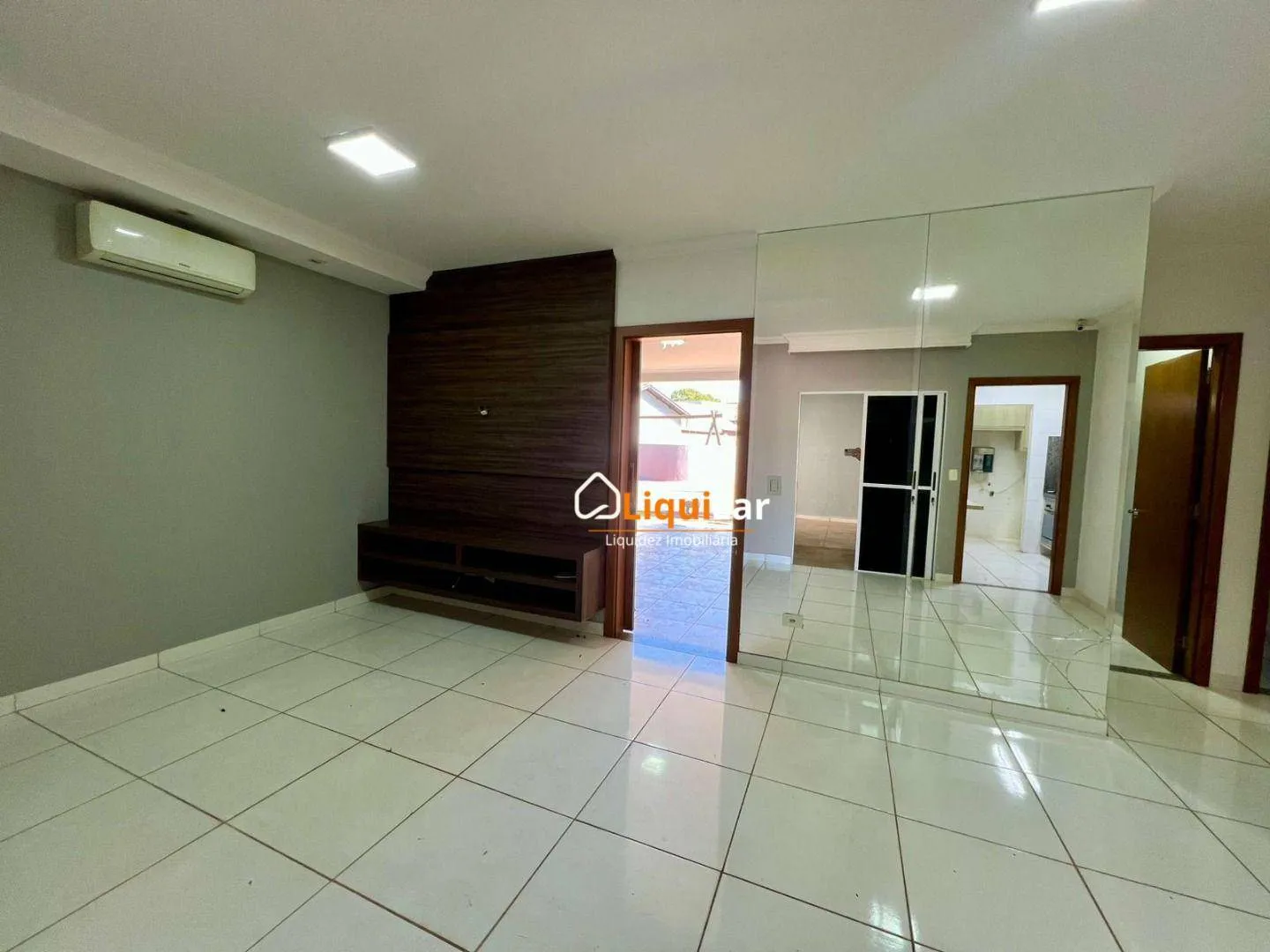 Imagem Casa Térrea à Venda no Condomínio Villa de Espanha com Suíte, Varanda Gourmet e Energia Fotovoltaica