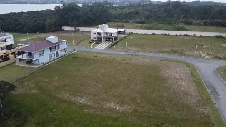 Imagem Terreno no Condomínio Lagoa Azul: luxo, lazer e natureza na Praia do Rosa!