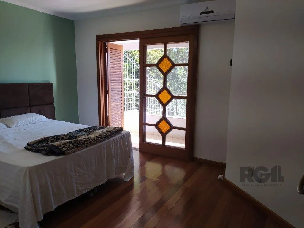 Imagem Casa 234m² - 3 dormitórios, 1 suíte e vaga para 6 carros no Jardim São Pedro