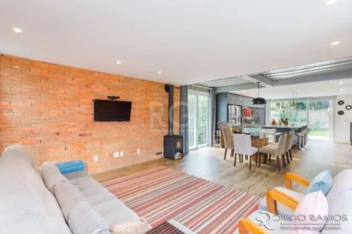 Imagem Casa para Venda - 315m², 3 dormitórios, sendo 1 suites, 2 vagas - Teresópolis