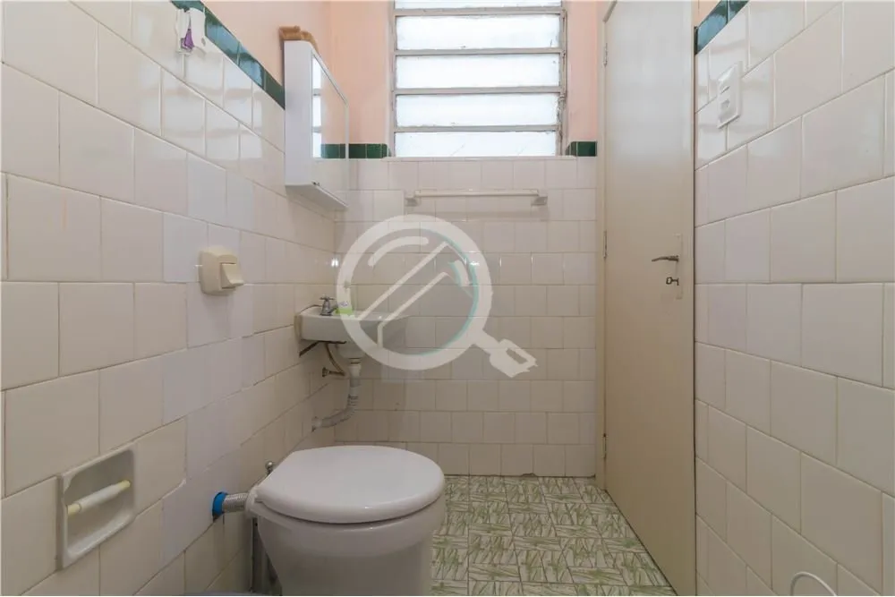 Imagem Amplo Apto. de 1 quarto com área de serviço, prédio com Elevador e Portaria com tag. Perto de tod...