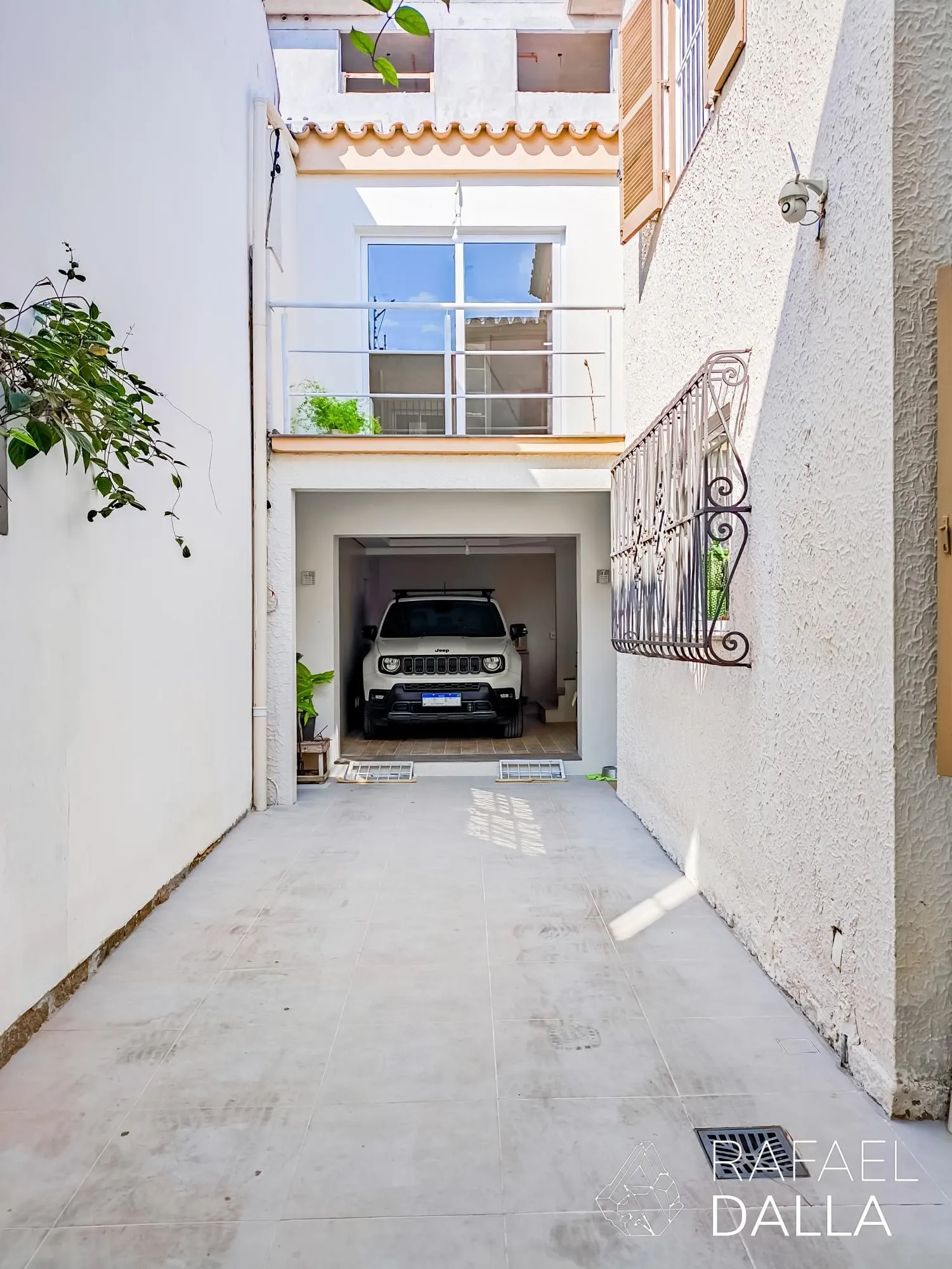 Imagem Casa com piscina e 5 vagas em frente ao Zaffari na Luiz Afonso