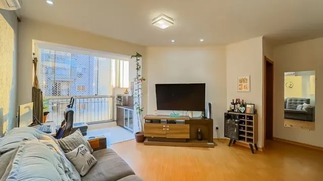 Imagem Apartamento Amplo com Suíte, Sacada Integrada e Vaga