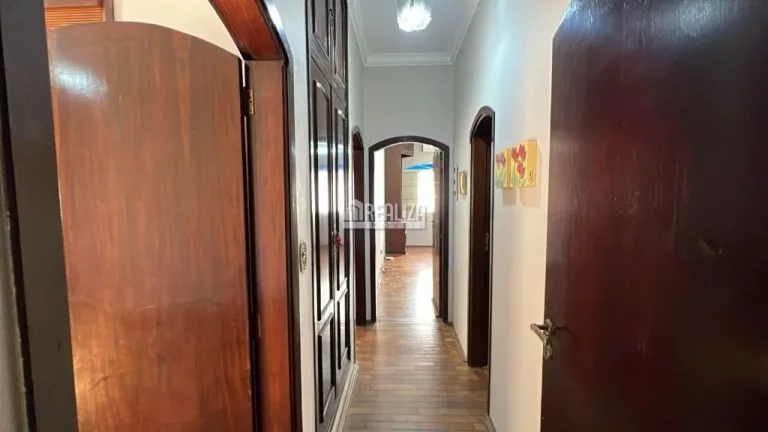 Imagem Casa à venda com 3 dormitórios no bairro Mercês, em Uberaba