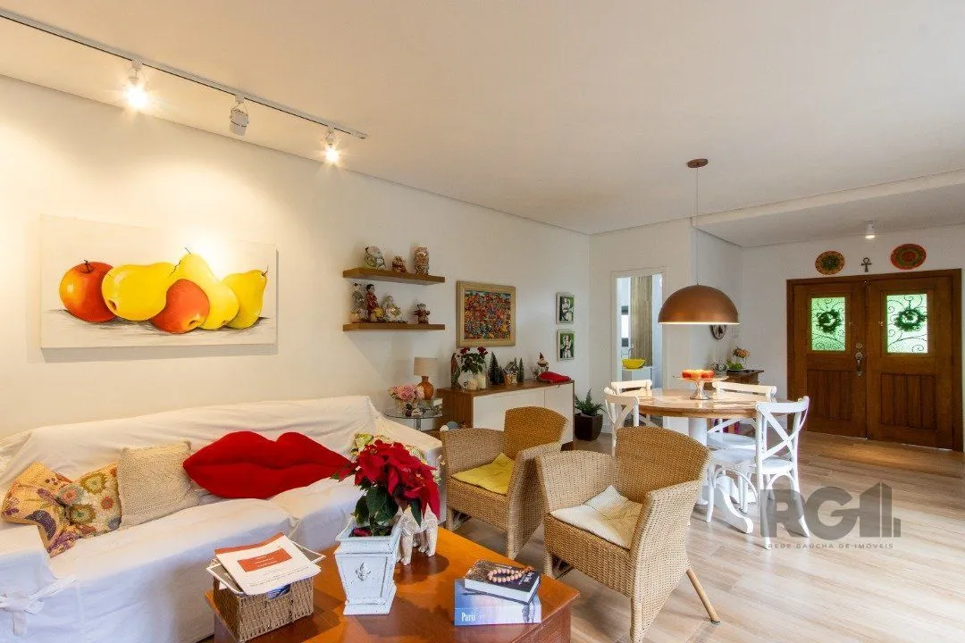 Imagem Casa térrea, 3 quartos, edícula, com 2 suites, pátio - Bairro Guarujá