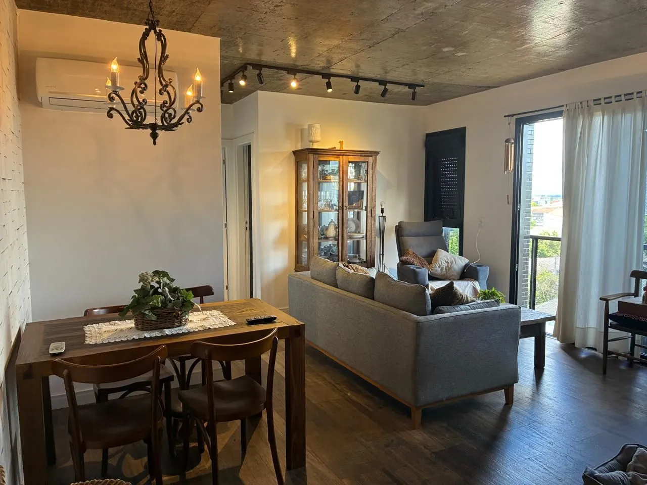 Vende-se apartamento com 2 quartos (1 suíte), 79m² e 2 vagas - Rua Eduardo chartier 190