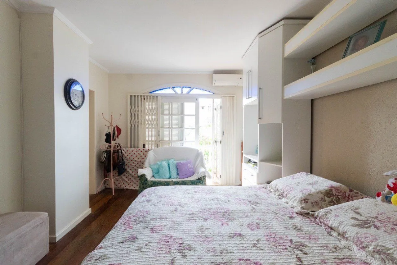 Imagem Casa para Venda - 250m², 3 dormitórios, sendo 2 suites, Partenon
