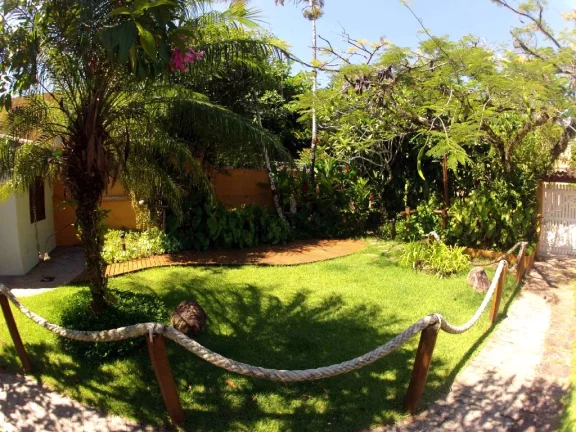 Imagem Casa a 50 metros do mar com um belo jardim