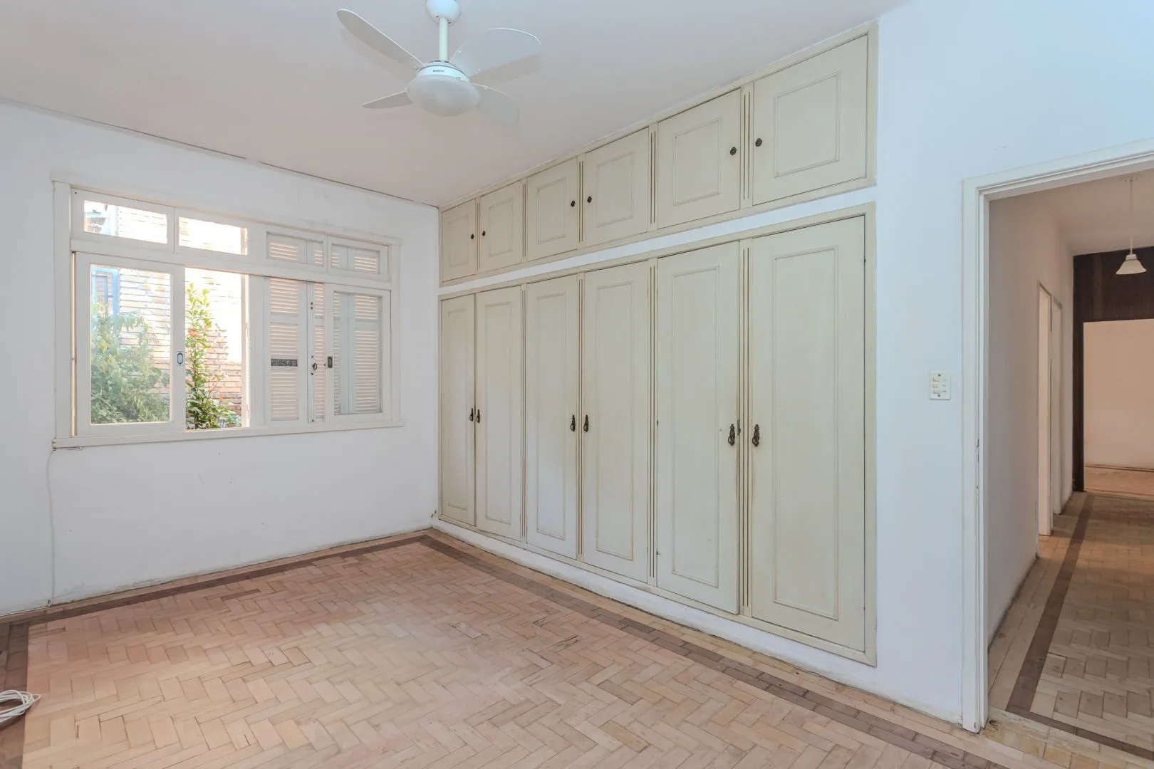Imagem Casa no Menino Deus de 3 dormitórios e 5 vagas DESOCUPADA