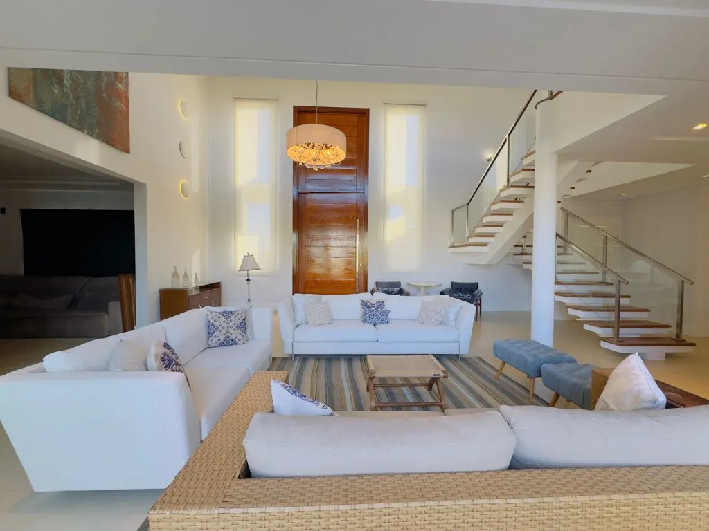 Imagem Casa de Luxo em Condomínio à Venda em Valinhos-SP, 4 Suítes, 3 Salas, 7 Banheiros, 4 Vagas de Garagem 460m²