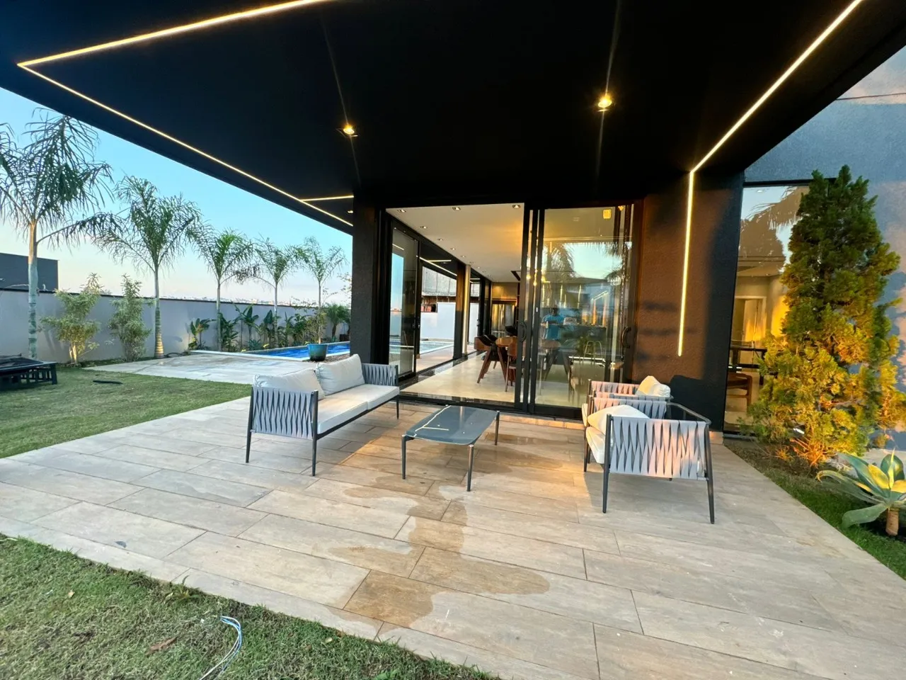 Imagem Luxuosa casa de 5 suítes em Alphaville Nova Esplanada, Votorantim-SP: 3 salas, 6 banheiros, 4 vagas, 460m². Venha conferir!