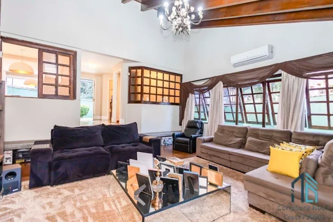 Imagem Casa Alto Padrão, amplo terreno, 03 quartos c/suíte, piscina, 8 vagas, em Santa Felicidade Curitiba PR