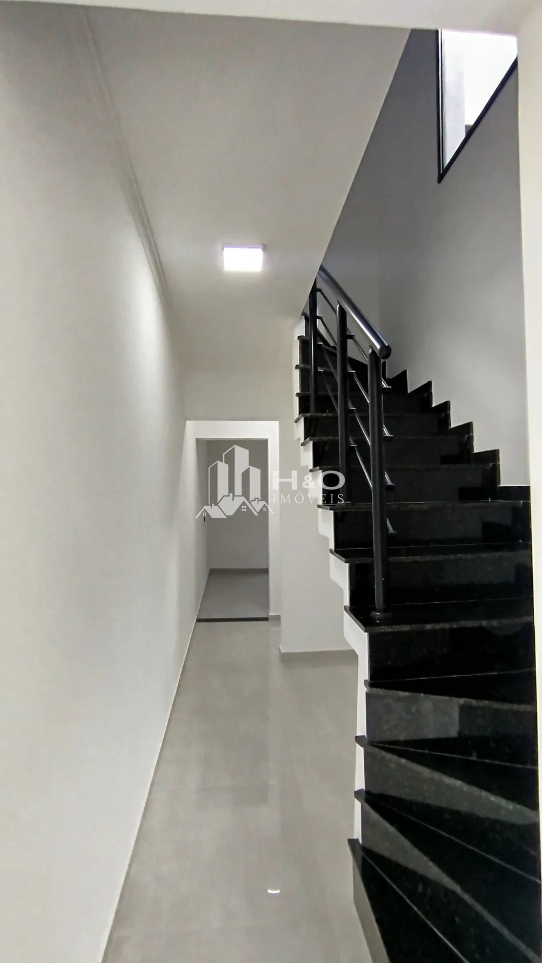 Imagem Sobrado Frontal à Venda - 3 Dormitórios (1 Suíte) - Acabamento em Porcelanato! BAIRRO JARDIM BRASILIA