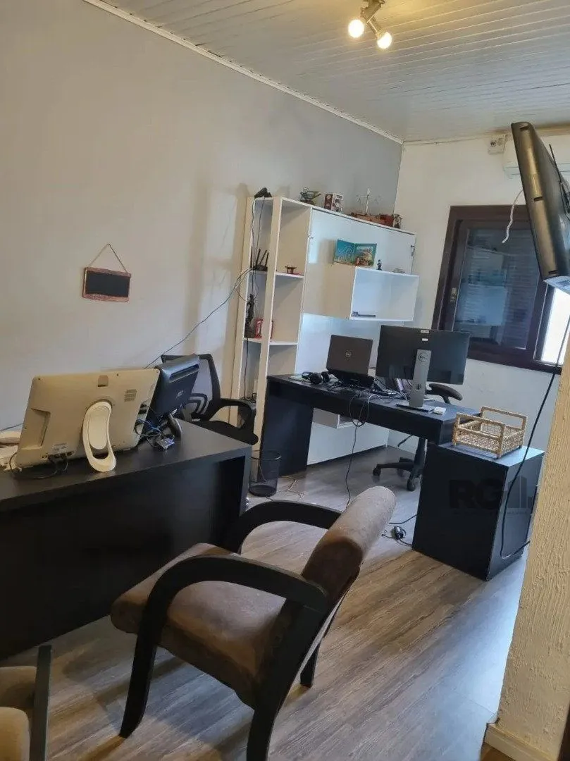 Imagem Casa térrea, 3 dormitórios, 1 suíte, living para 2 ambientes, cozinha, pátio, 2 banheiros e 4 vagas .