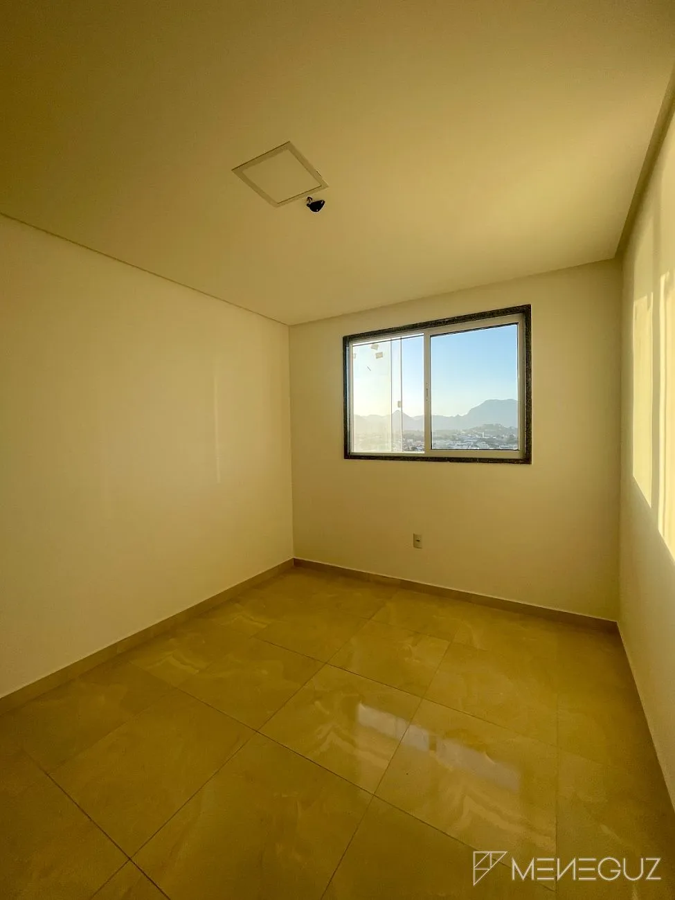 Imagem Apartamento de 2 quartos, com duas vagas de garagem, no centro de Guarapari com vista para o canal - Parcelamento em 60 meses!