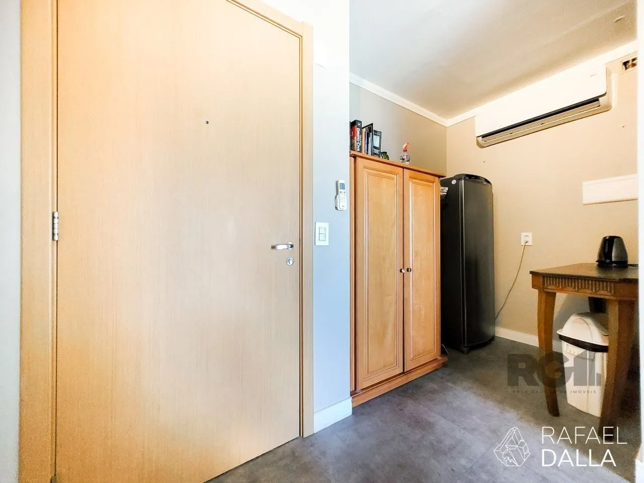 Imagem Sala comercial na Rua Loureiro da Silva, no bairro Cidade Baixa, pronta para atender às necessidades do seu negócio.