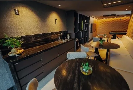 Imagem Alto Padrão com Piscina Infinita e Potencial para Airbnb - Viva ou Invista com Inteligência