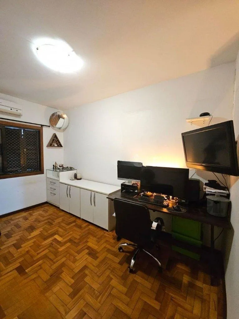 Imagem casa de 5 dormitórios no bairro Glória