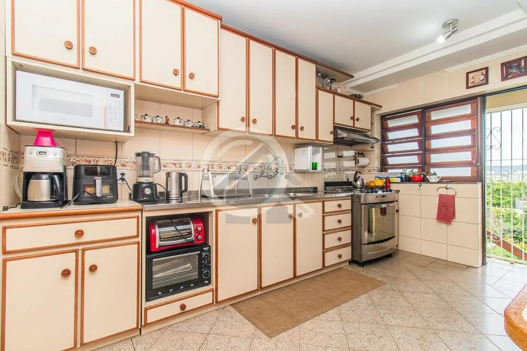 Imagem Casa com Living para três ambientes muito amplos com lareira e lavabo, copa cozinha com sacada para...