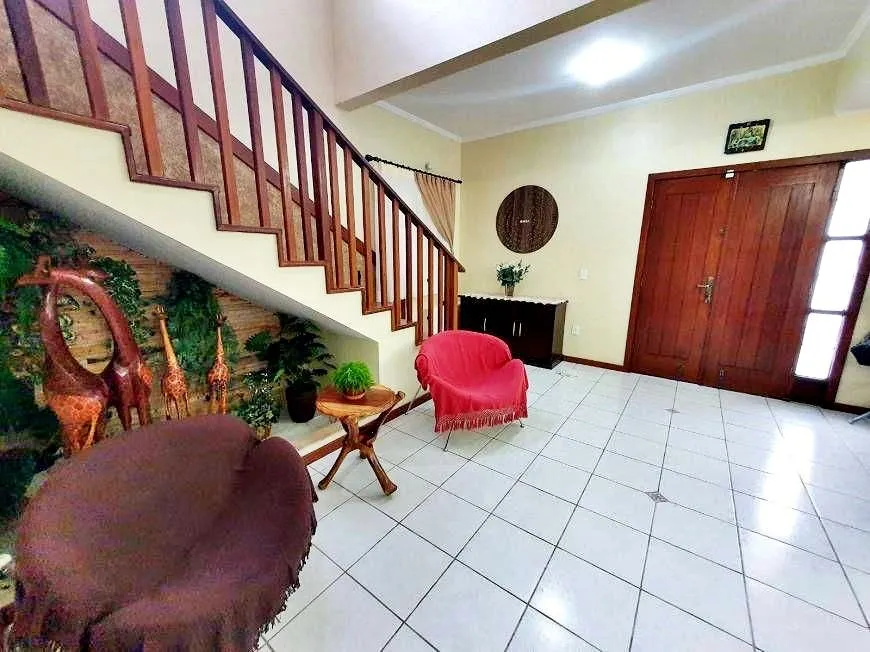 Imagem Casa à venda com 343m² I 5 Dormitórios I 2 suítes I Piscina - em Carianos Florianópolis
