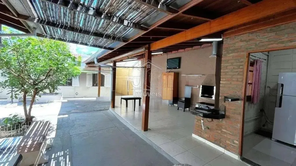 Imagem Casa com 3 dormitórios e amplo terreno na Vila Santana em Valinhos!