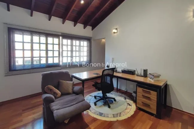 Imagem Localizada em Campinas, esta casa em condomínio oferece uma experiência única de conforto e conve...