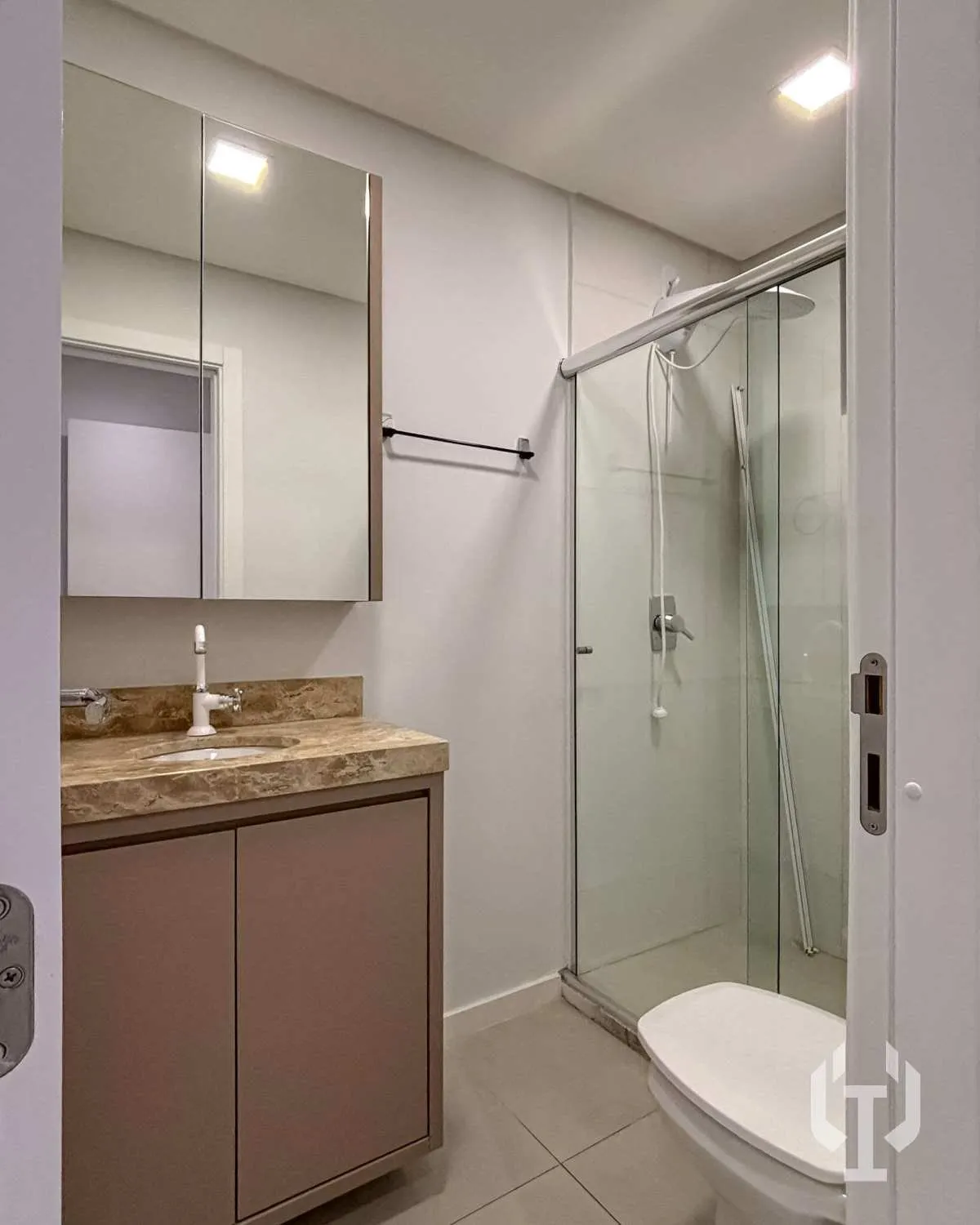 Imagem Apartamento semimobiliado com 2 suítes em Itapema