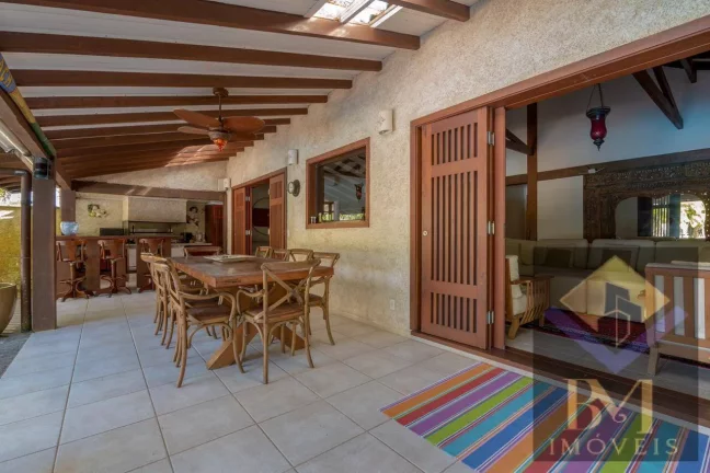 Imagem Belissima casa a venda no Litoral Norte, pé na areia, ideal para pousada.