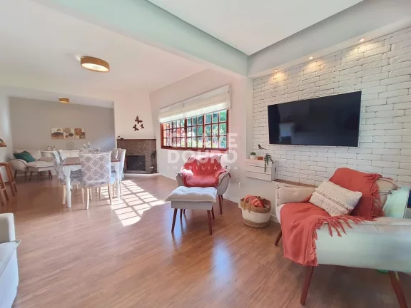 Imagem Casa linear reformada de 3 quartos (sendo 2 suítes) e área gourmet para venda em Teresópolis.