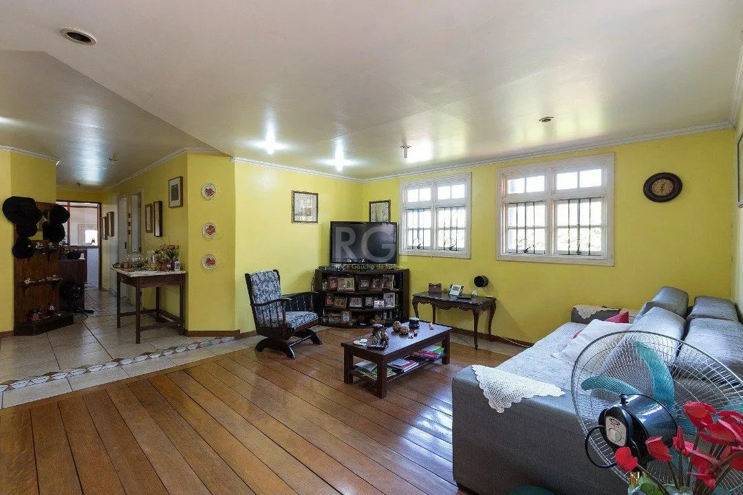 Imagem Casa para Venda - 320m², 5 dormitórios, sendo 2 suites, 3 vagas - Tristeza