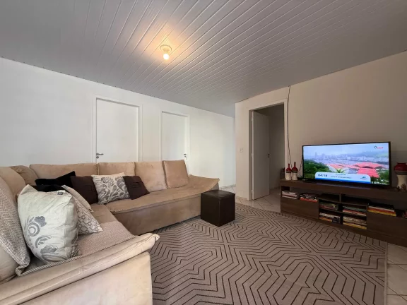 Imagem Casa com 7 dormitórios sendo 3 suítes e 3 vagas de garagem, a 350 metros da Praia em Penha